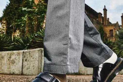 袜子加皮革半拖鞋，即便穿正装也不显突兀。