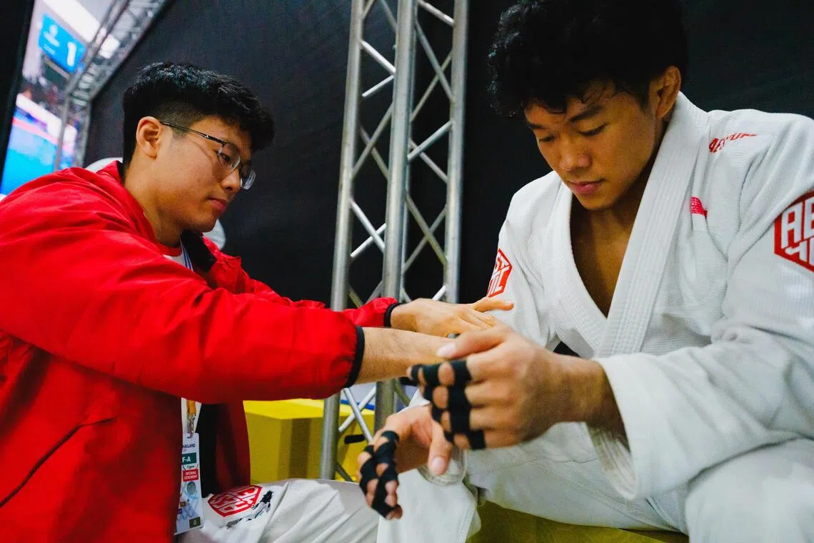 柔术兄弟林天植（右）和林天润（左）赛内赛外相互照应，一同征战本届东运会。（新加坡体育理事会提供）