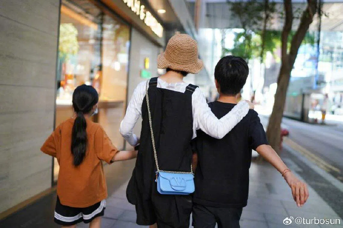 孙俪带一对子女旅游，据知老公邓超未同行。（孙俪微博）