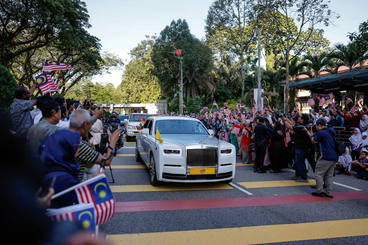 国家元首苏丹阿都拉伉俪乘坐的车辆离开国会大厦前往机场，一些民众在路边欢送元首。（马新社）