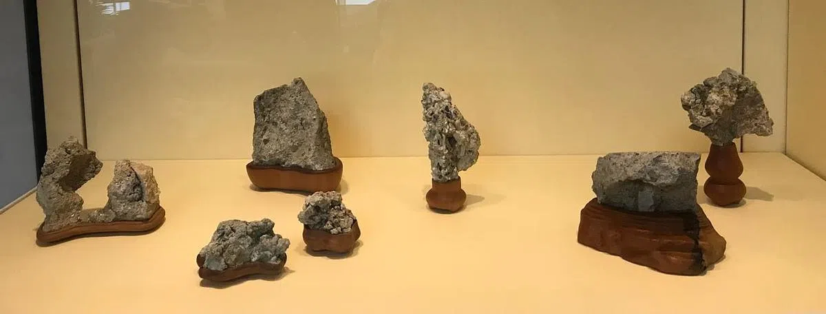 当代艺术家蔡财德的雕塑《文人石》捡来遭弃的建筑水泥当太湖石，手工制作柚木台座。（黄向京摄）