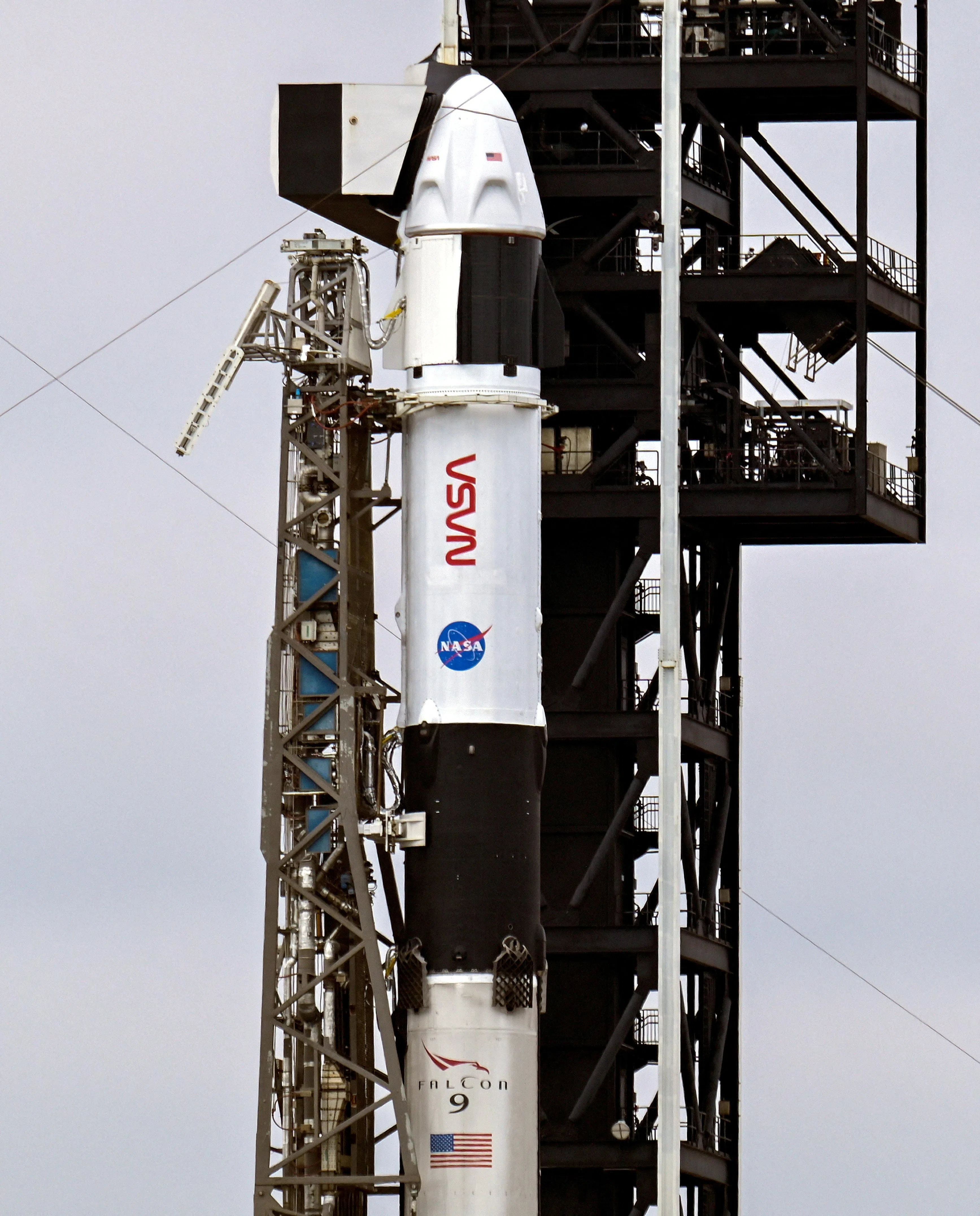 在今年2月间，SpaceX的猎鹰9号火箭和龙飞船停在发射台，NASA的Crew-12载人航天任务正紧锣密鼓地准备发射，前往国际空间站。（路透社）