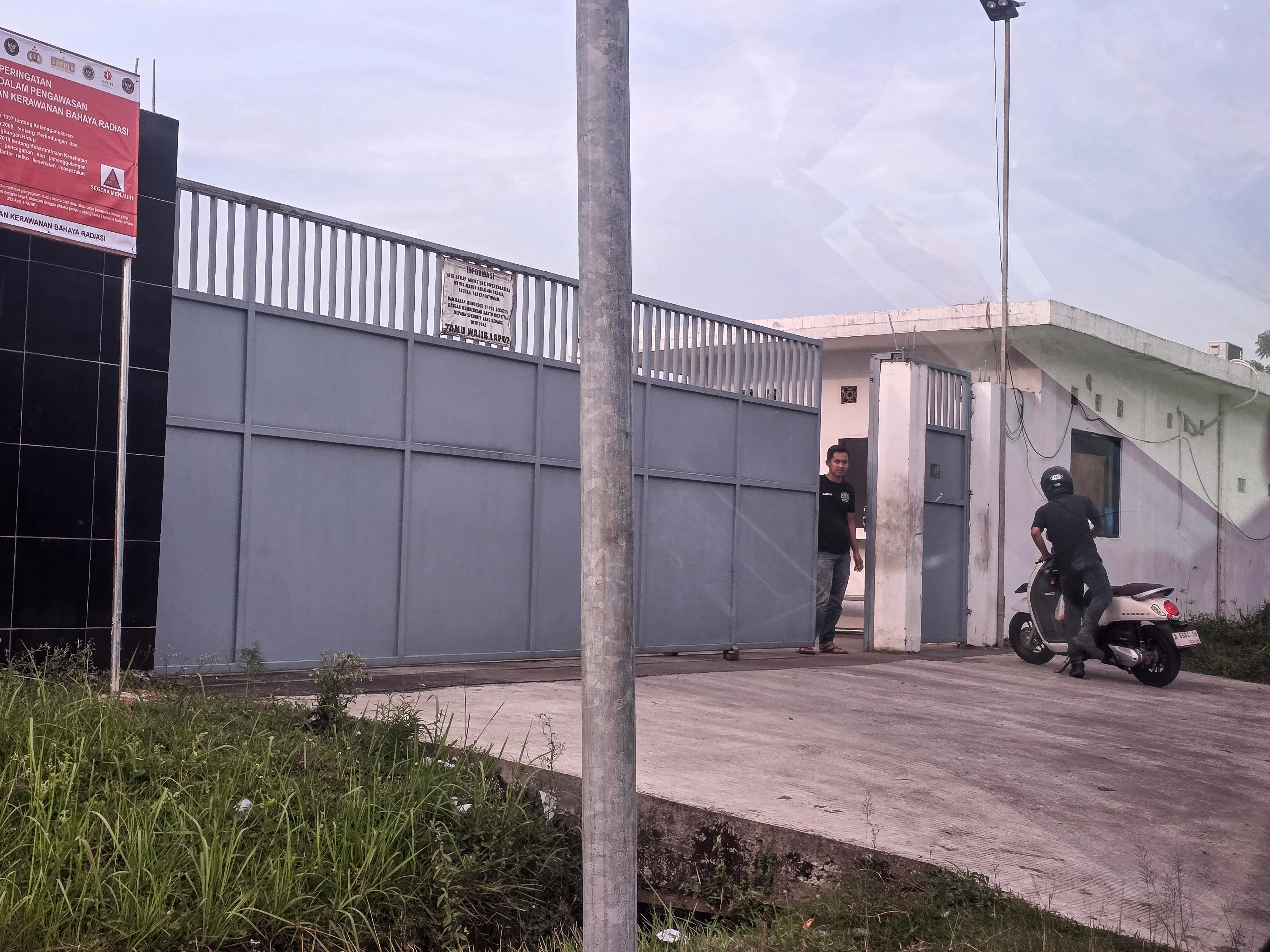 据信此次铯-137污染的源头是彼得金属技术公司。星期五，这家公司大门紧闭，外人登门都被保安拒于门外。（蓝云舟摄）