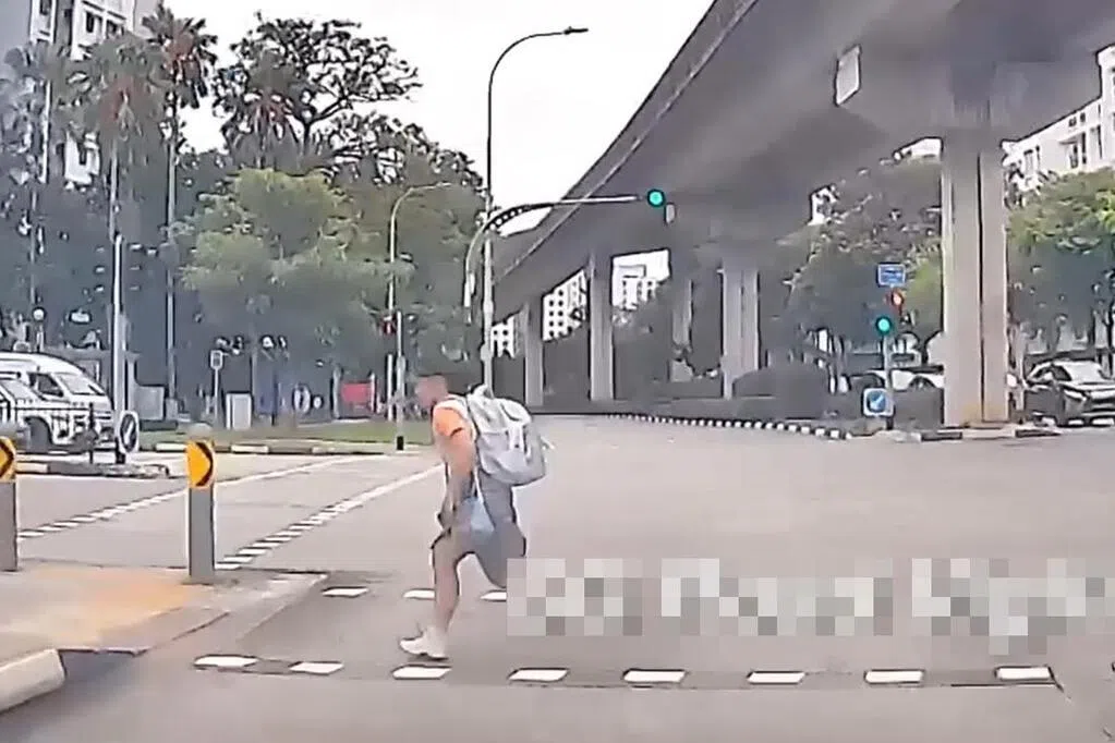 学生成人违规冲马路 一人差点被撞