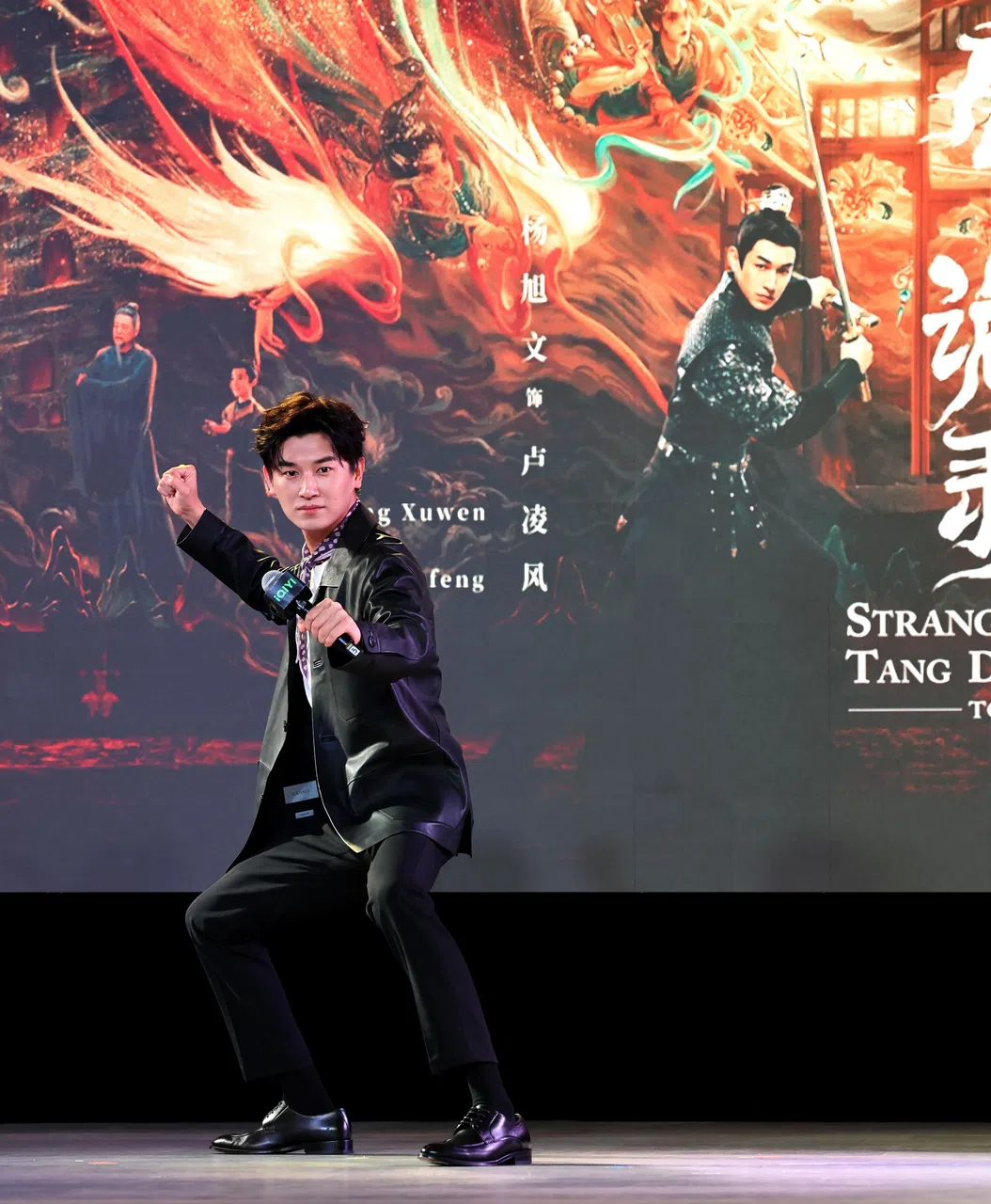 杨旭文在《唐朝诡事录之西行》的武打戏更多了，他在记者会现场摆出扎马步的英姿。（龙国雄摄）