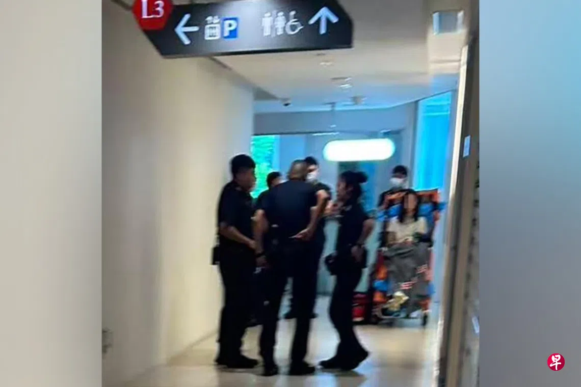 现场可见警员和医护人员，一名女孩坐在担架上接受治疗。 （受访者提供）