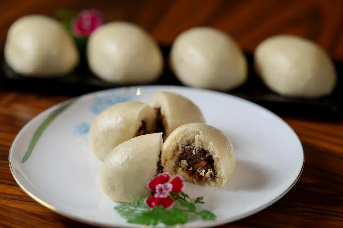 包裹黑豆沙、猪油和乌榄片的猪油包是古早粤式点心。（龙国雄摄）