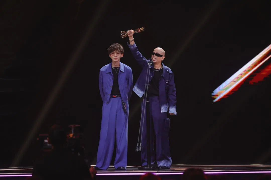 嘻哈歌手吕士轩（右）是本届金曲奖的歌王。（取自金曲奖IG）