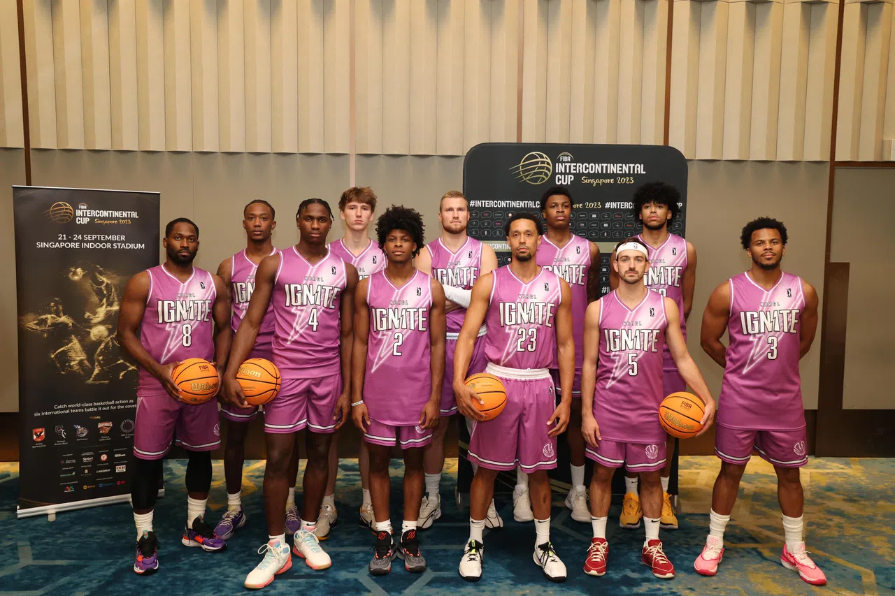 NBA发展联盟球队点燃队合影，2号球员为19岁牙买加籍控卫伦敦·约翰逊。（邝启聪摄）