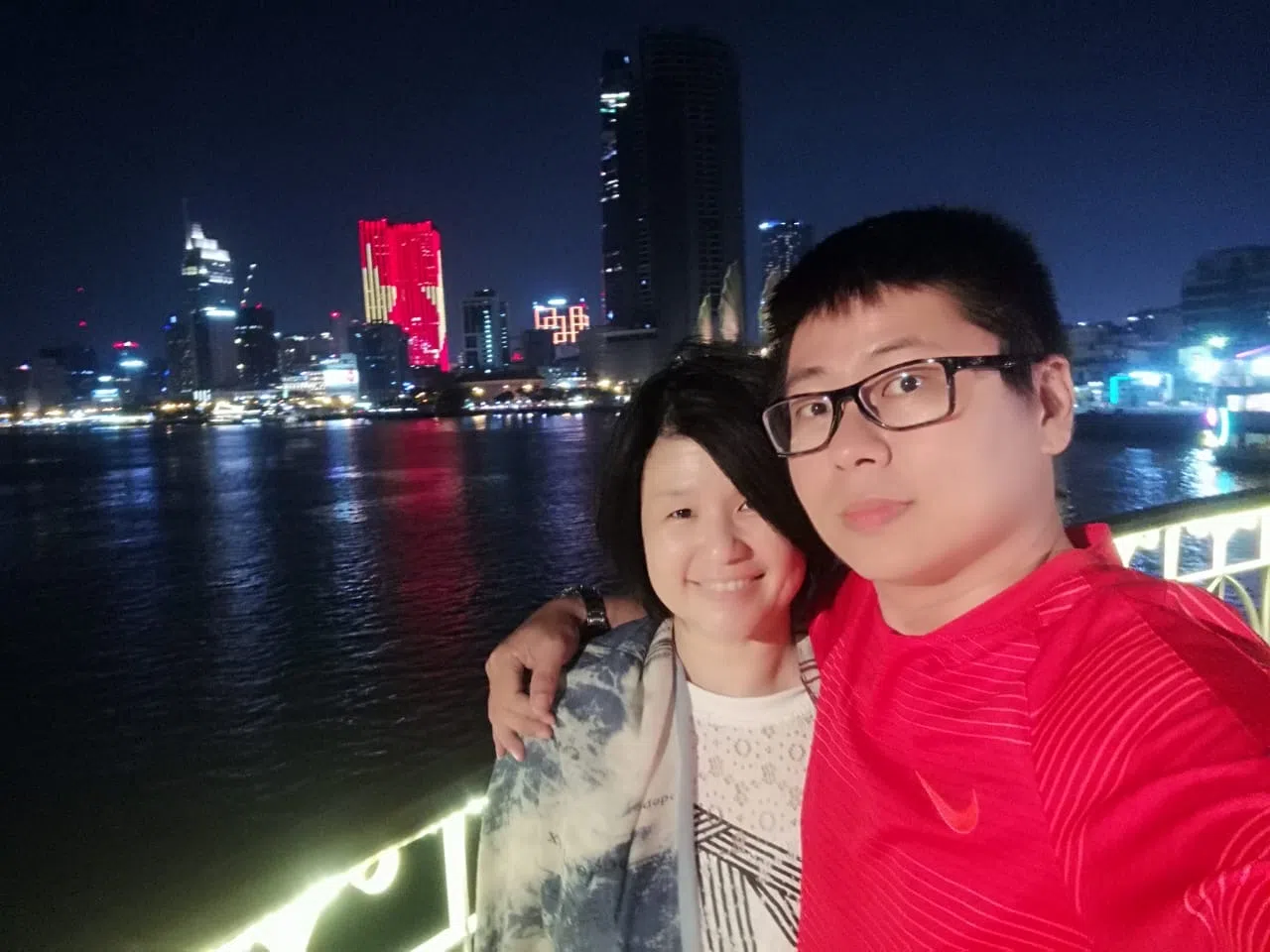 林文祥（右）在土崩事故中失去妻子刘佩诗。虽然一年过去了，但他和两个儿子仍思念刘佩诗。（受访者提供）