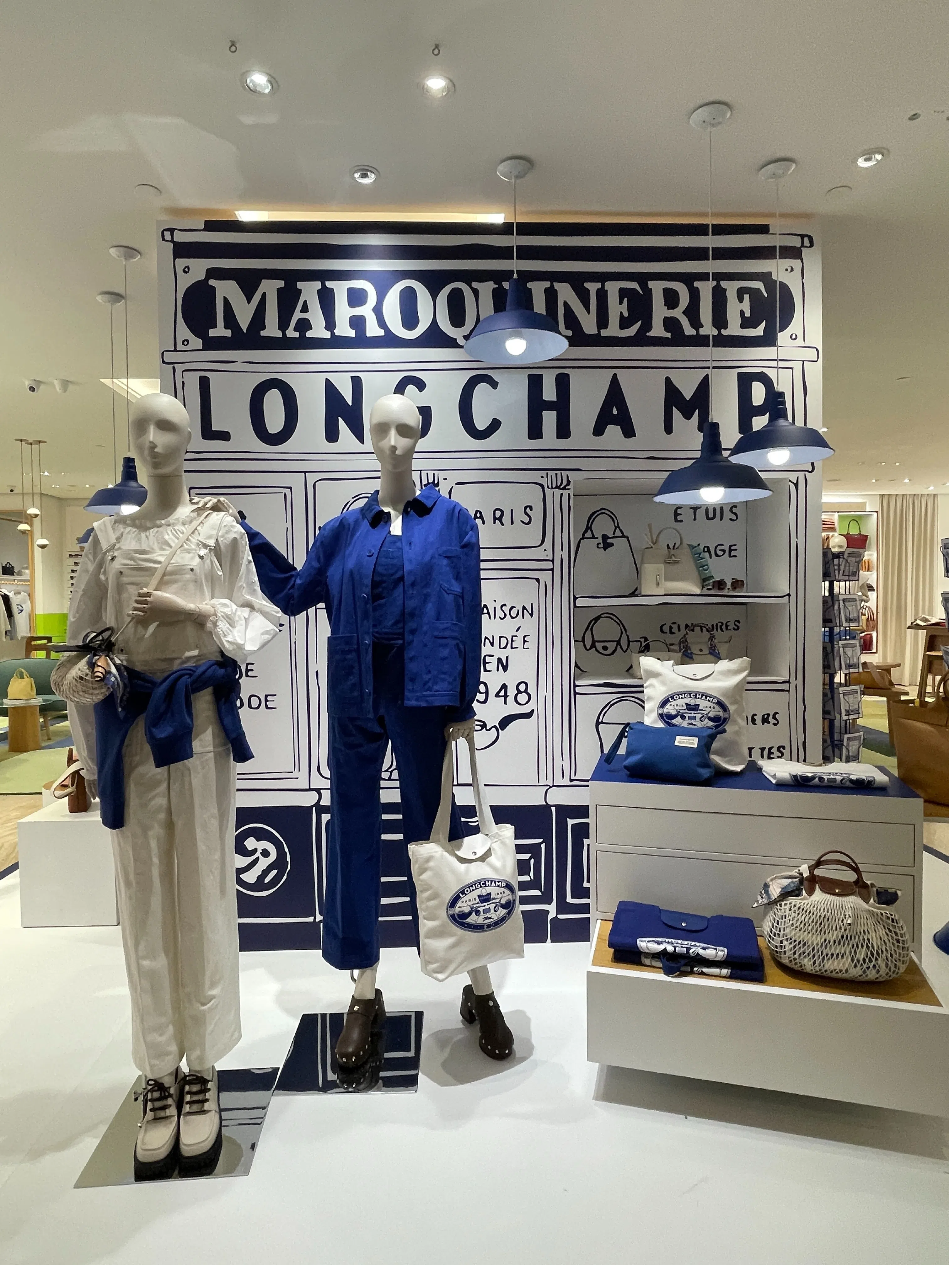 Longchamp在百利宫2楼专卖店展示与巴黎艺术家康斯坦丁协作的最新系列。（林方伟摄）