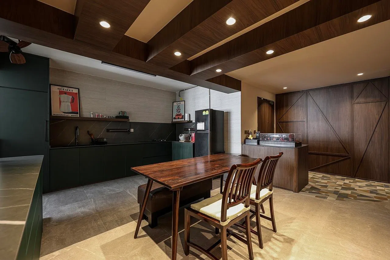 开放式厨房结合饭厅，以深浅灰色地砖颜色作区分。（Noble Interior Design提供）
