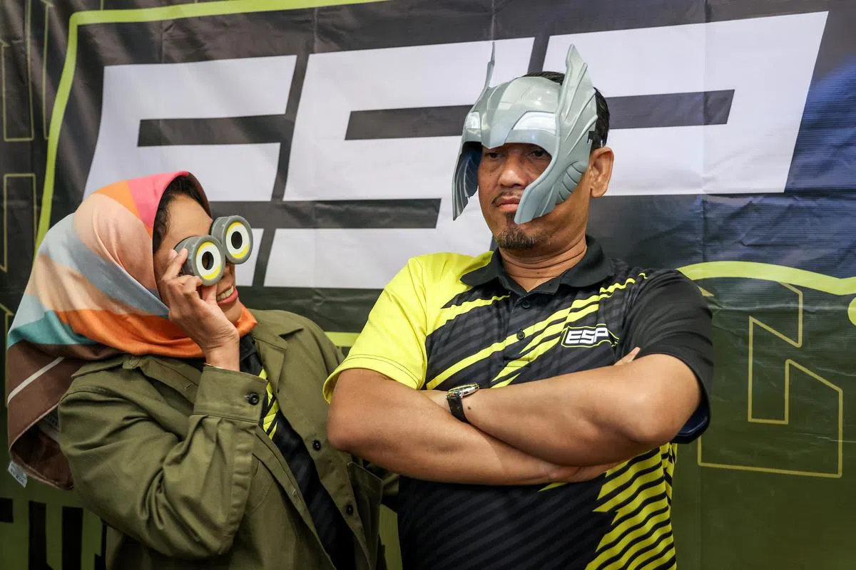 霹雳前州务大臣及土团党署理主席阿末法依沙捍卫打扪国席，面对来自“空降”选区的希盟主帅安华强攻。11月12日，也是看守青年及体育部长的阿末法依沙出席青少年电竞活动，逗趣摆造型拍照。（叶振忠摄）