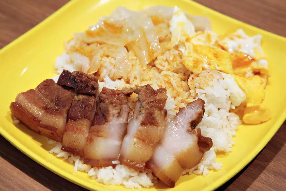 福贵食海南咖哩饭的卤肉套餐。（李姿仪摄）