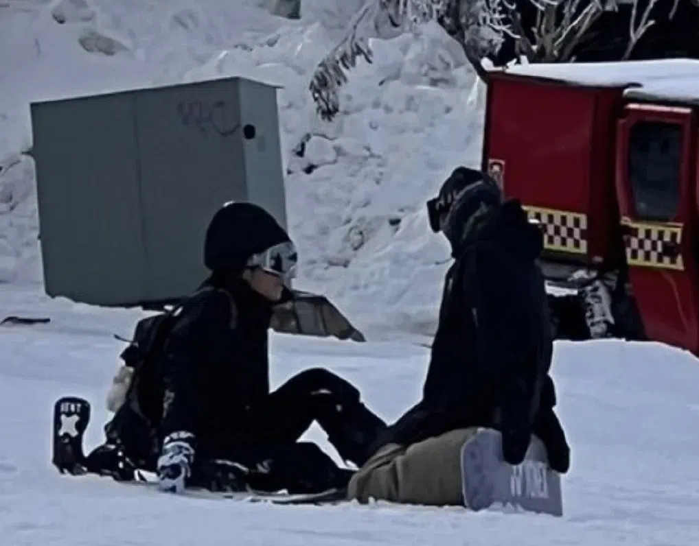 谢霆锋（右）耐心地教Lucas（左）滑雪。（互联网）