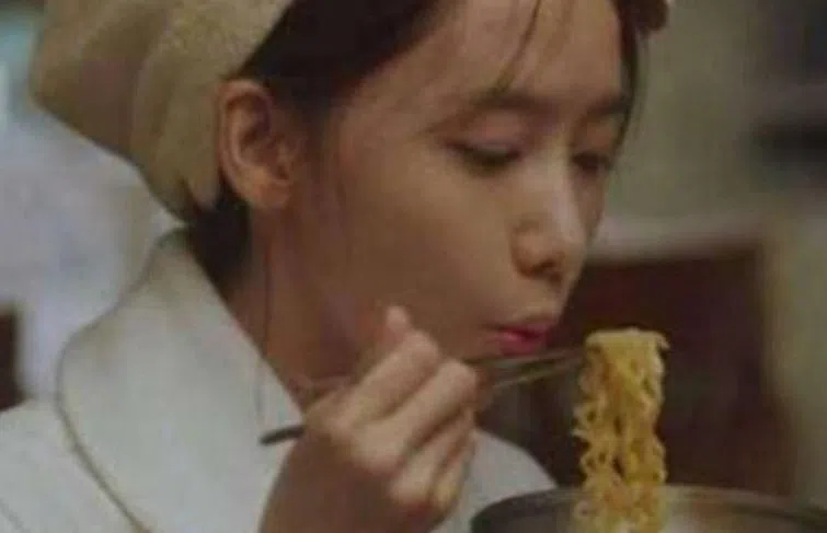 韩剧常见演员用铝锅煮食泡面。（互联网剧照）
