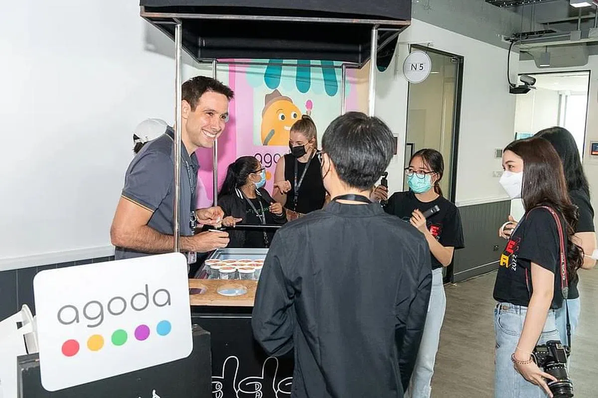 摩根施特恩在曼谷办公室跟员工打成一片。（受访者提供）