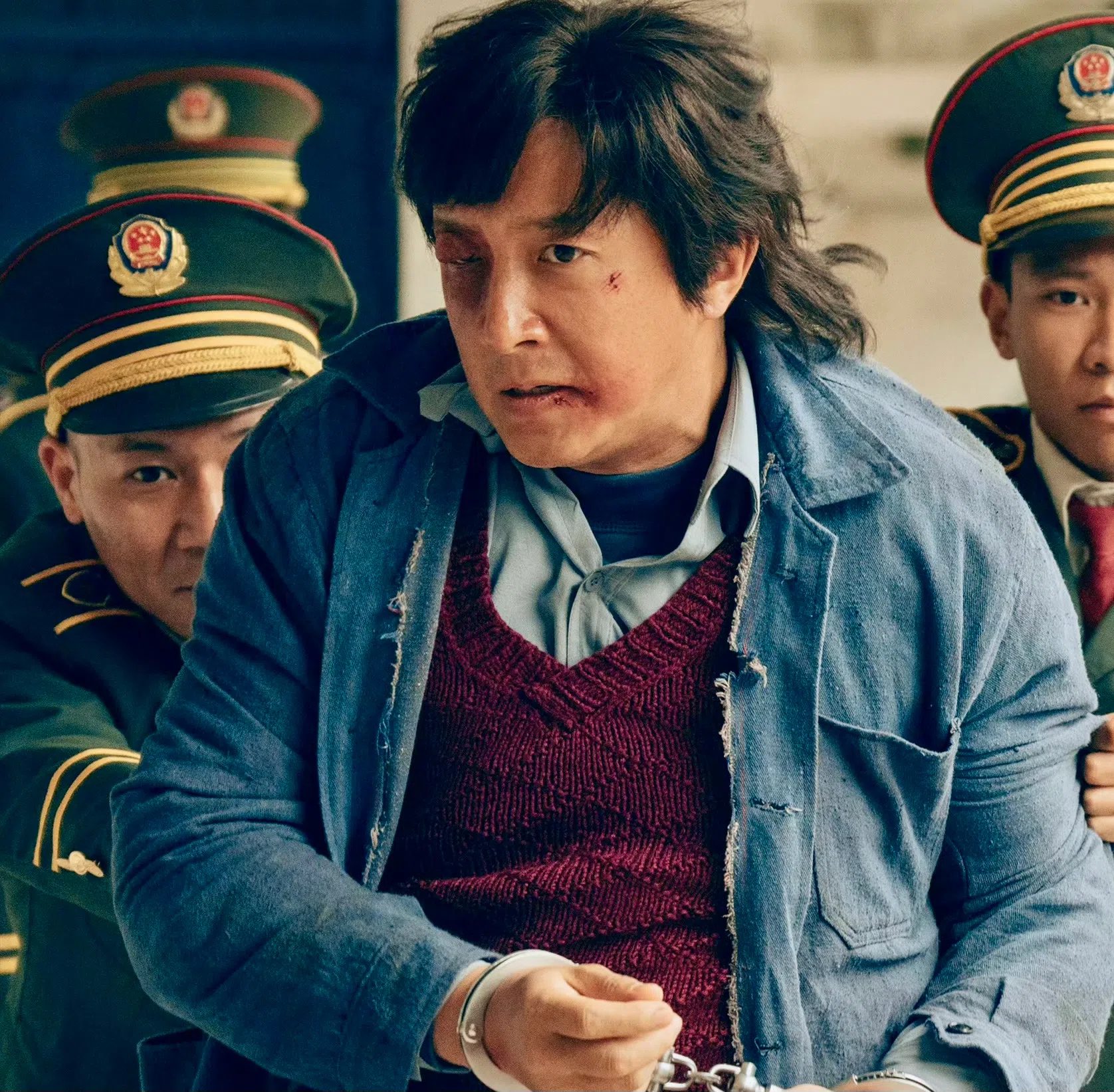 韩庚剧中初登场时鼻青脸肿，入狱后没有表现出一丝忐忑不安，反而镇定又沉稳。（取自剧集微博）