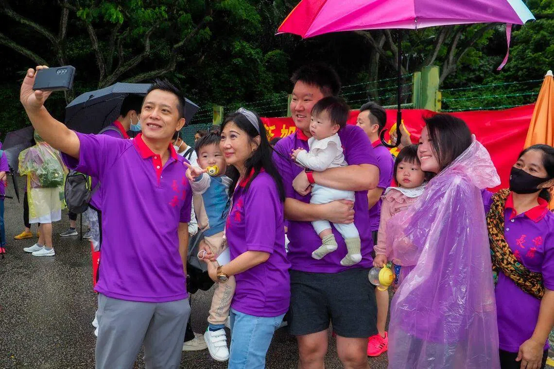 惠州会馆举办九九重阳登高活动，在会长萧立娟（左二）和杨厝港区议员叶汉荣（左）的带领下，200多名男女老少，分批登上花柏山。（惠州会馆提供）