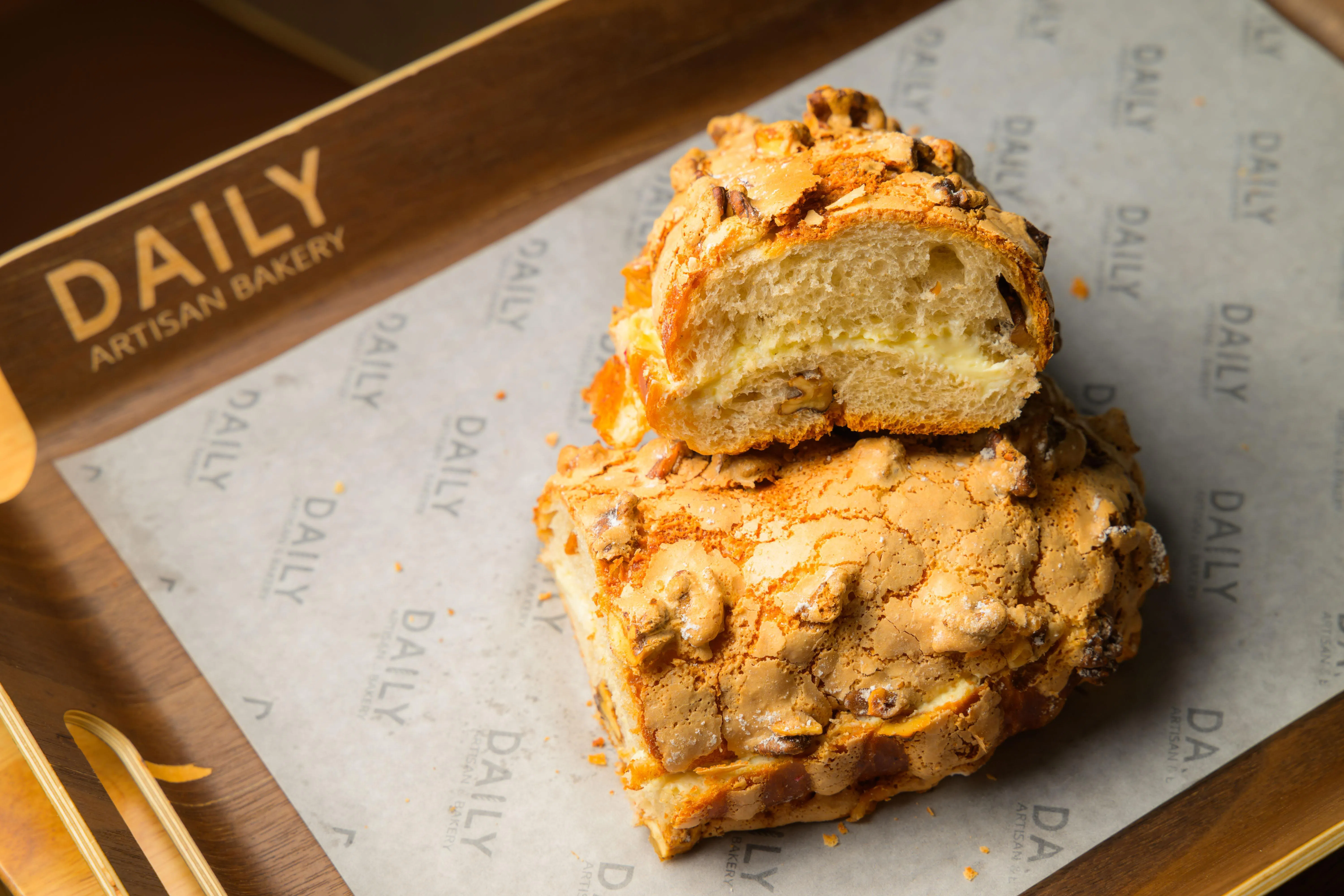 Daily Artisan & Bakery核桃法式牛油面包，奶油的香甜与核桃的香气相辅相成。（特约黄𬀩捷摄）