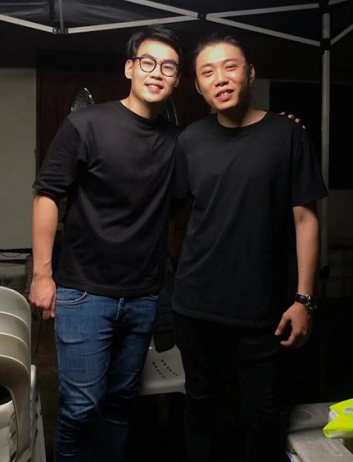 导演李昌荣（左）与王伟良。（取自网络）