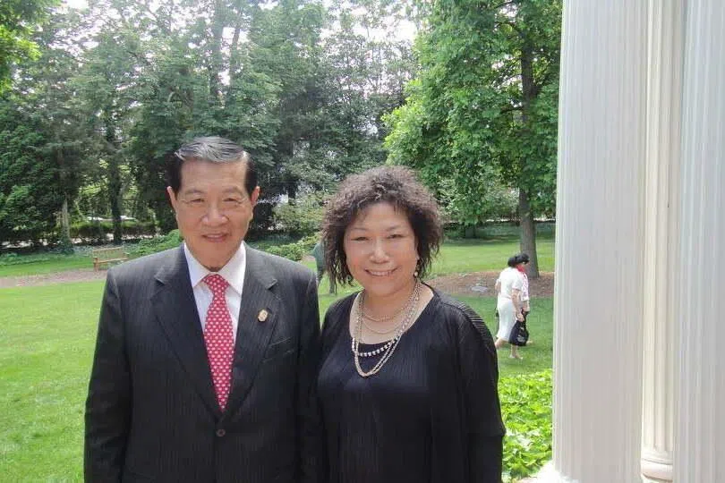 国民党前立委游毓兰星期六（3月28日）在脸书晒出16年前与美籍华裔神探李昌钰的合影。（国民党前立委游毓兰脸书）