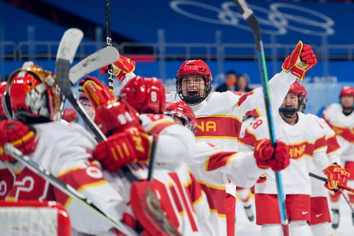 中国女子冰球队2月4日在五棵松体育中心举行的北京冬奥会小组赛中，3比1战胜丹麦队后庆祝胜利。（新华社）