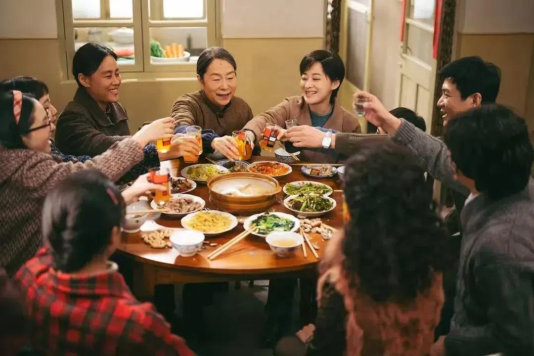 一家人和乐吃饭。（互联网）