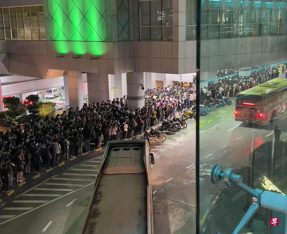 长周末加上学校假期陆路关卡车龙人龙涌现| 联合早报