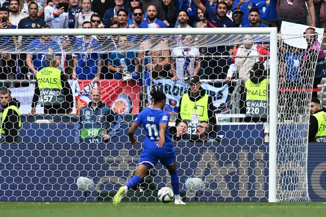 积极跑位的法国边锋奥里瑟接到姆巴佩的无私助攻，轻松推射空门得手。（法新社）