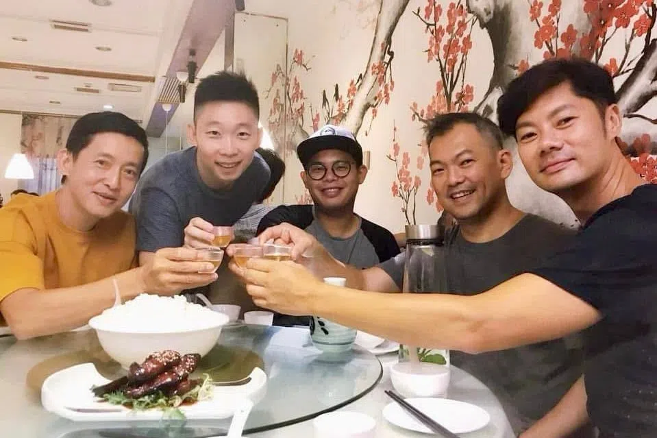 杨君伟（右一）与The Moving Visuals的工作伙伴关系密切，犹如家人。（受访者提供）
