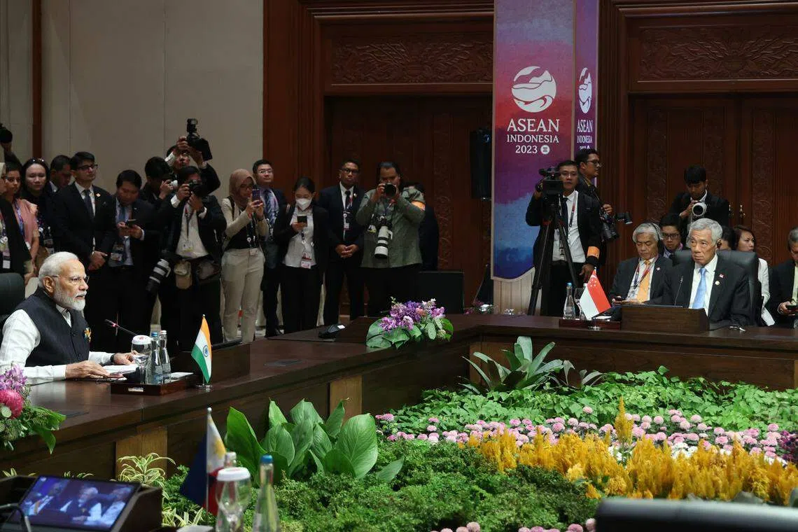 印度总理莫迪（左）和李显龙总理（右）在印度尼西亚雅加达会展中心出席亚细安—印度峰会。（通讯及新闻部提供）