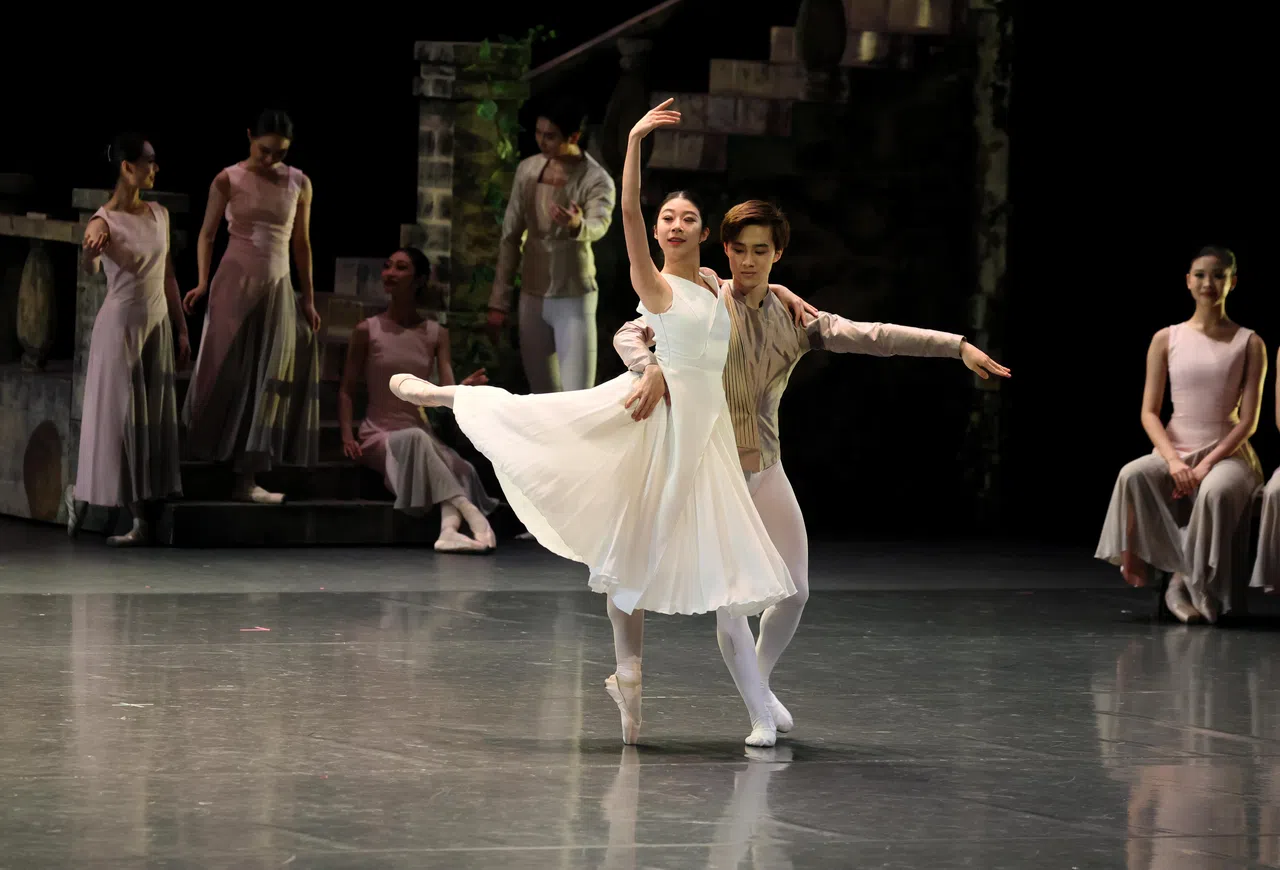 苏芭倾情上演的《天鹅湖》来自于加拿大温尼伯皇家芭蕾舞团版本，最大限度地保留了古典芭蕾的舞美传统。该剧于2023年底完成创排，并在苏州成功首演。（龙国雄摄）