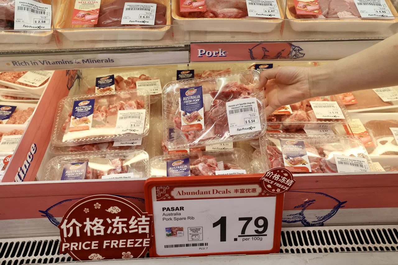 这是平价集团连续三年在农历新年期间，对热门商品实施冻价。（邝启聪摄）