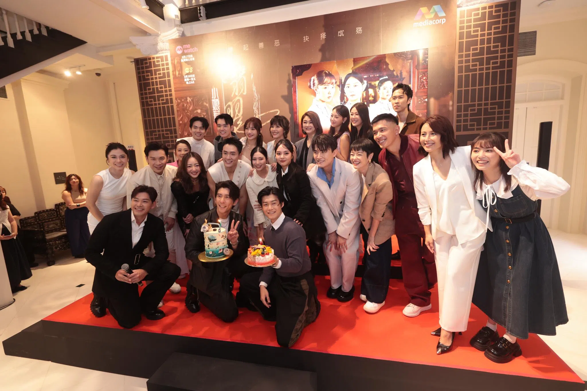 修杰楷（前排中）和年轻演员朱泽亮（前排右）都是3月6日的寿星公。（李冠卫摄）