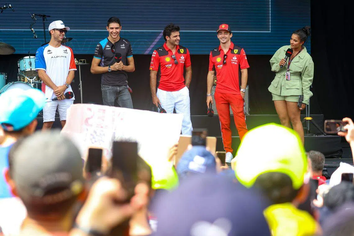 阿尔卑车手加斯利（左起）和奥康、法拉利的塞恩斯和勒克莱尔，是第一批亮相见面会的车手。（关俊威摄）