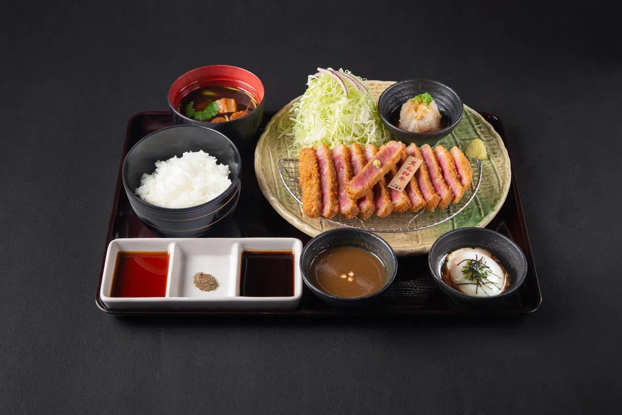 京都和牛炸牛排套餐以炸和牛排为主角，追求一餐的平衡与满足。各种佐料和蘸酱衬托出炸牛排的美味。（餐馆提供）