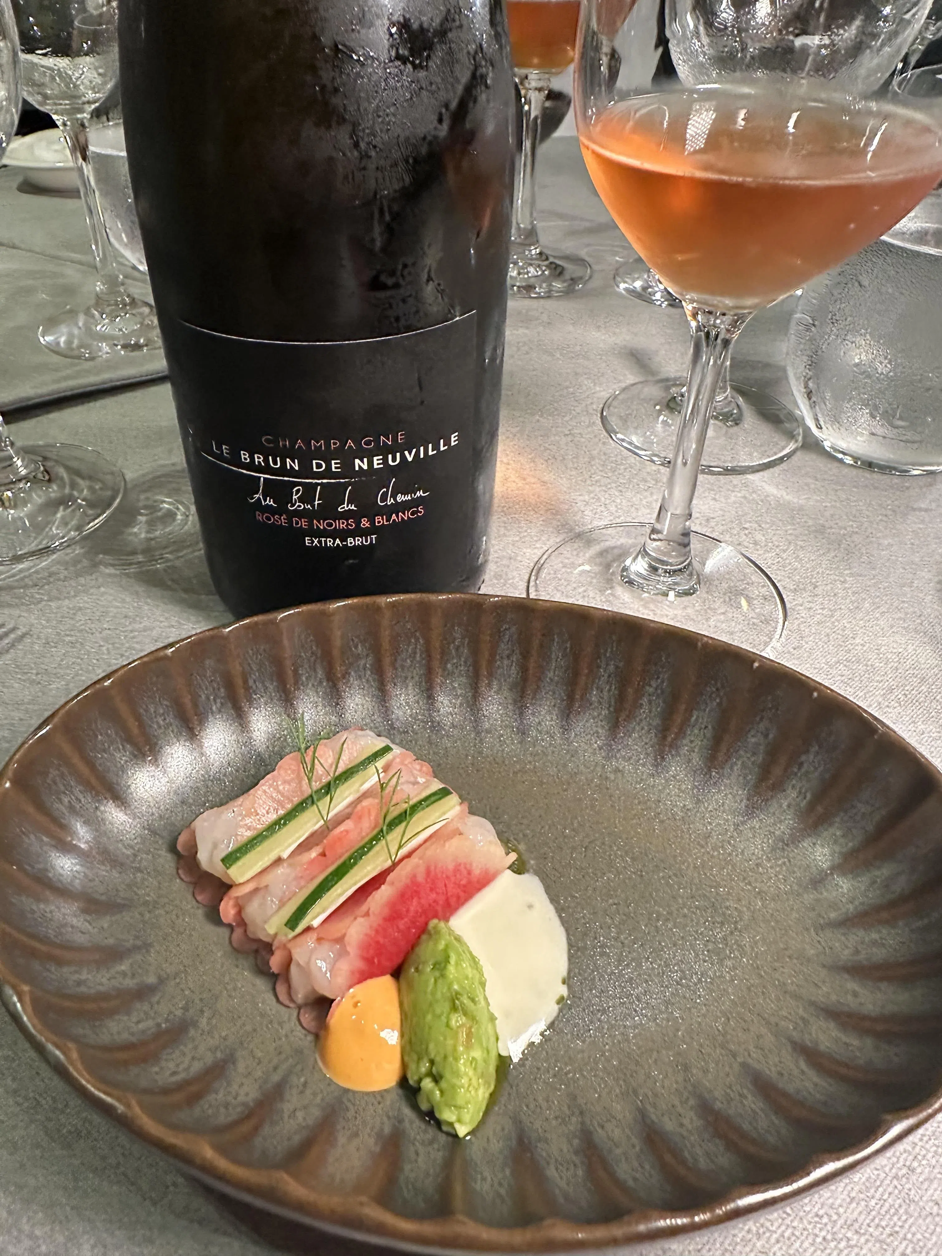 勒布伦·德·纳维尔非年份桃红香槟Au Bout du Chemin Rosé de Noirs & Blancs Extra-Brut配搭Alma by Juan Amador餐馆的美食。（黄向京摄）