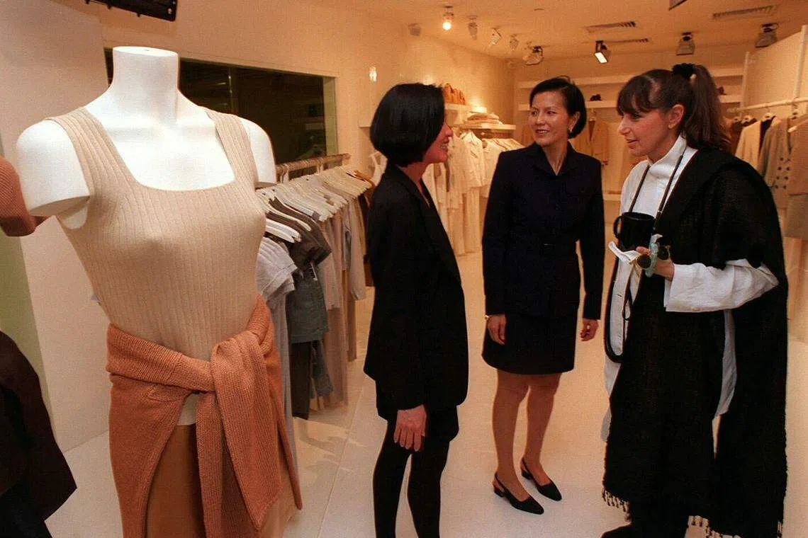 Club 21的投资人王克里斯汀娜（中）与知名时尚设计师Donna Karan （右）在乌节路Palais Renaissance的DKNY专卖店.（档案照片）