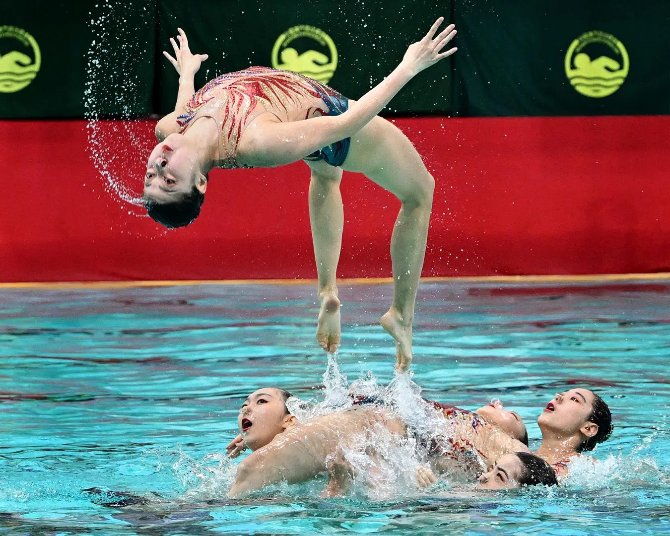 动作专题组PSS金奖：花样游泳／邓俊成（澳门）（新加坡摄影学会提供）