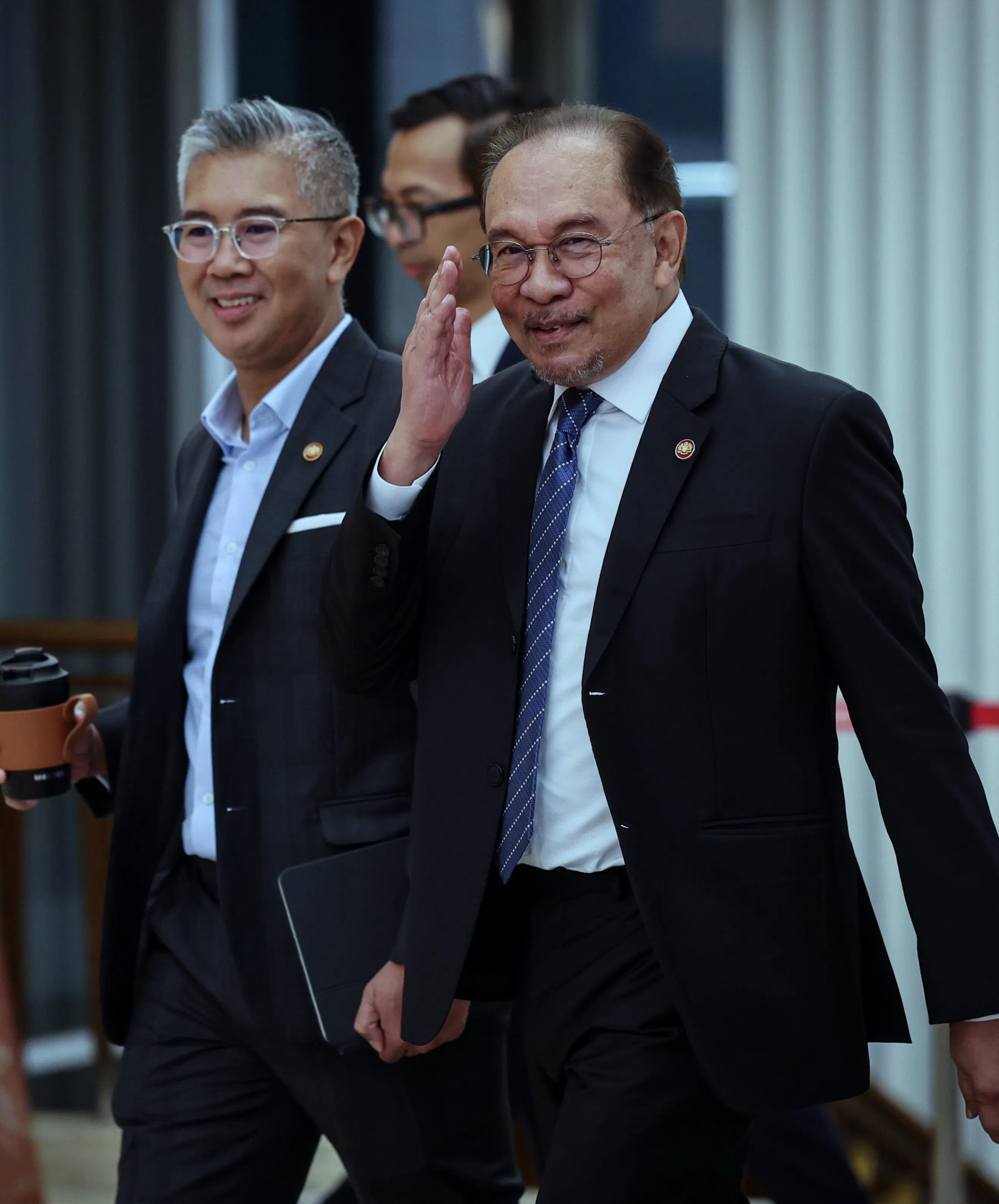 马国贸工部长扎夫鲁（左）说，他接下来将与首相及人民公正党主席安华讨论自己政治生涯的方向与角色。（马新社）