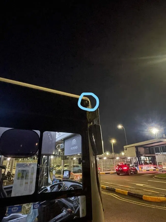 被告行为遭巴士的行车记录器拍下。（取自法庭文件）