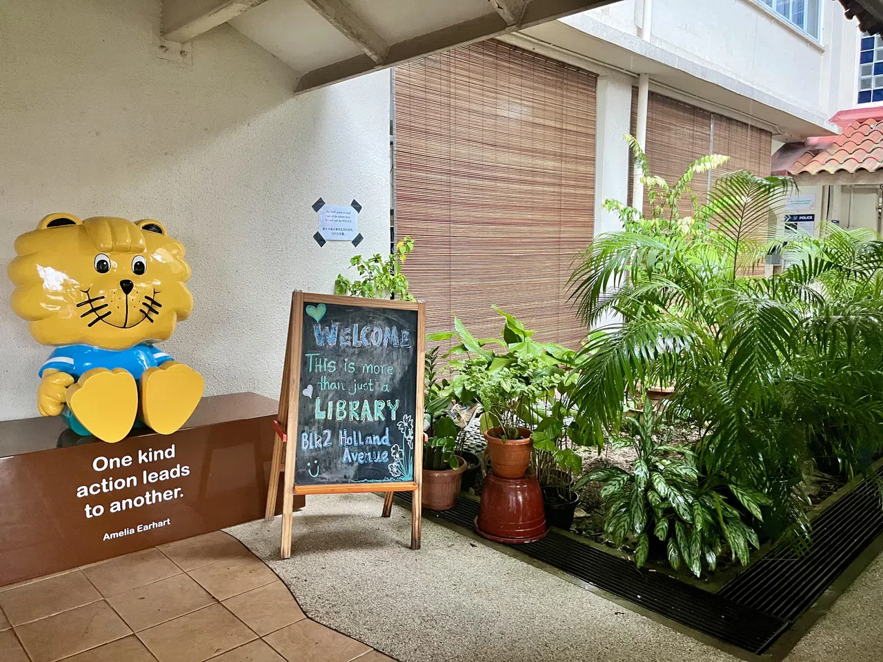 1982年配合礼貌运动诞生的吉祥物新雅狮子（SINGA the Courtesy Lion），坐镇荷兰通道社区图书馆入口。（陈映蓁摄）