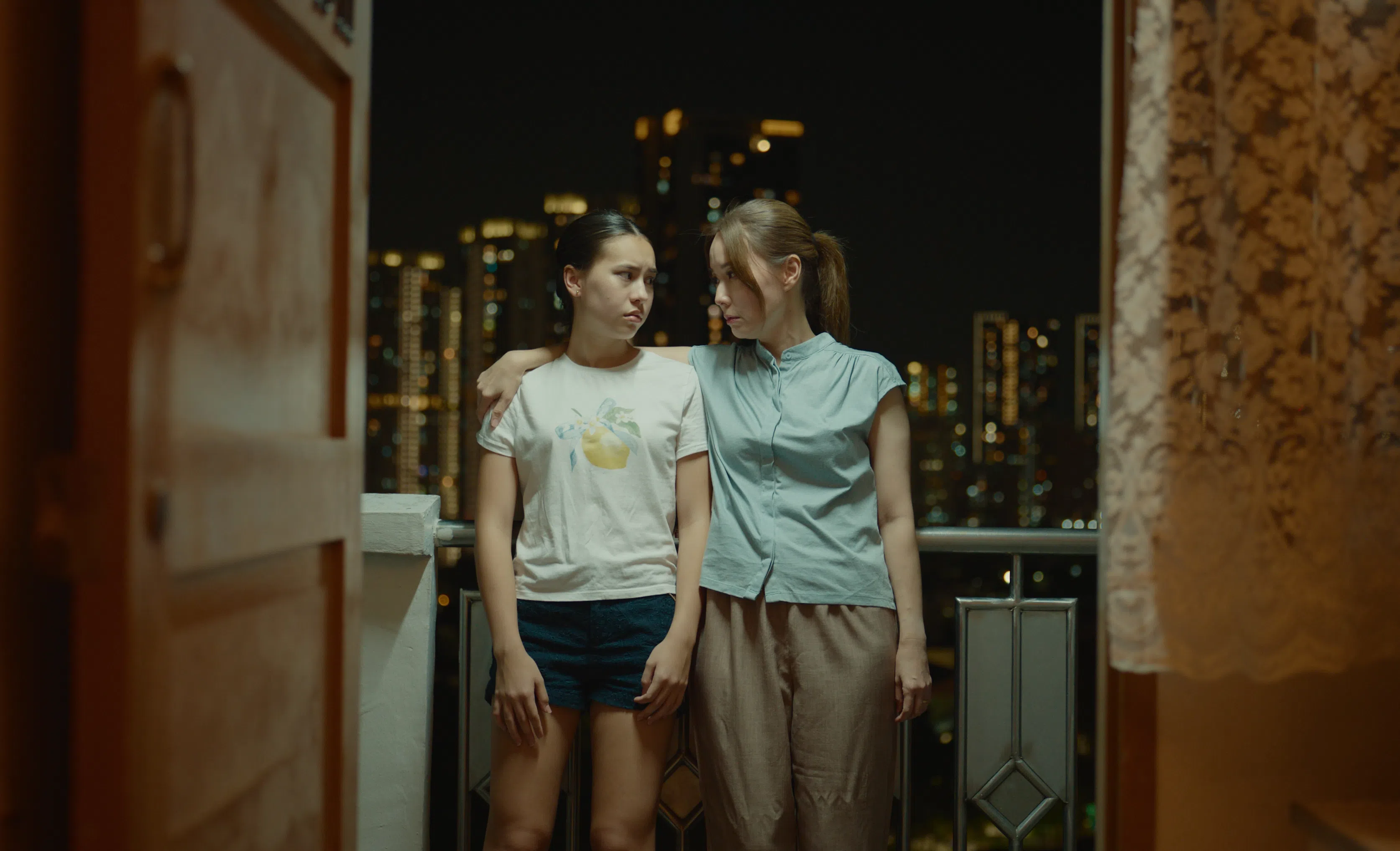 Jennifer Wilkinson（左）和林湘萍在《晨之唤》中饰演一对母女。（Clover Films提供 ）