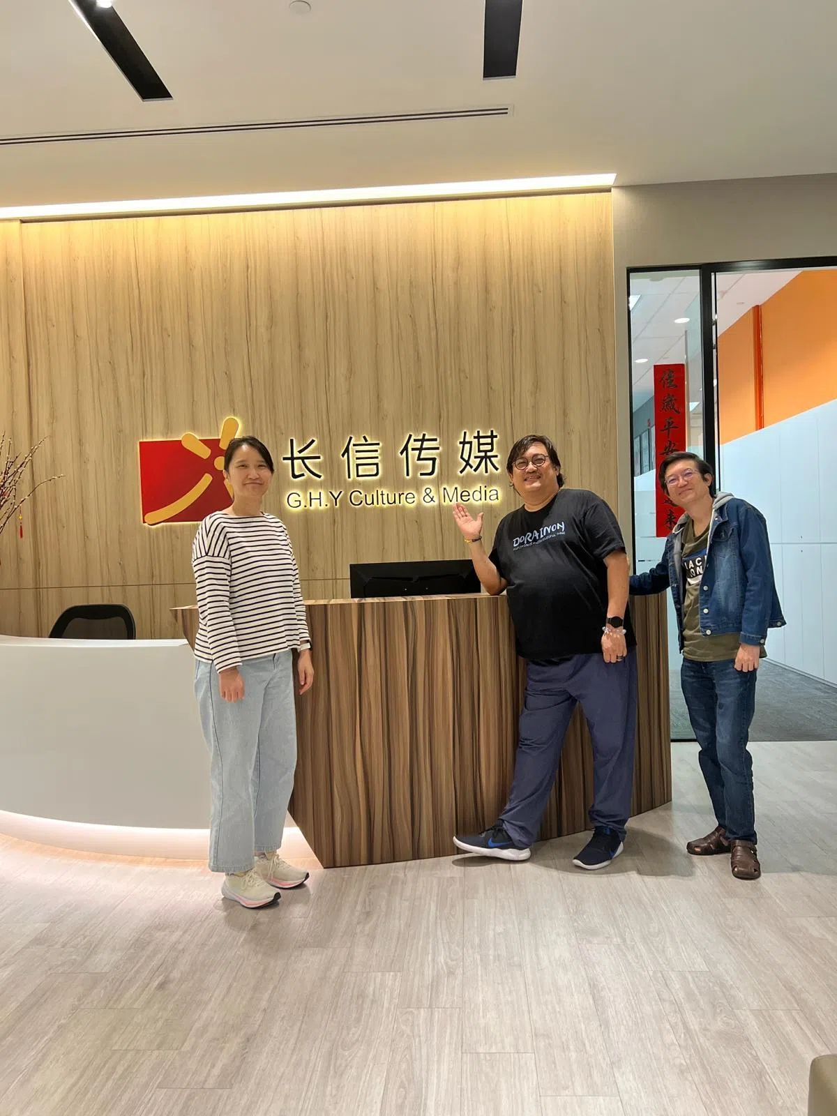 巫培双（中）2025年离开长信娱乐前在公司留影。（巫培双提供）