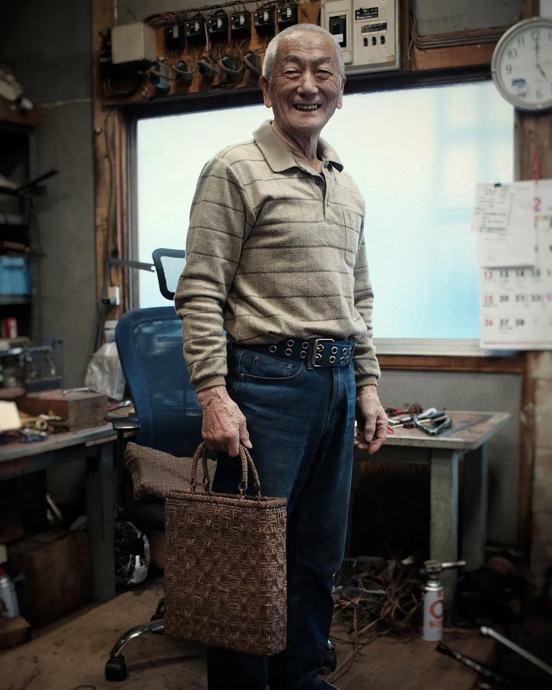 黄思颖远赴日本，向编织大师今野伍郎学习使用野生葡萄树皮编制手提包的技巧。（图片取自IG＠atinymaker）