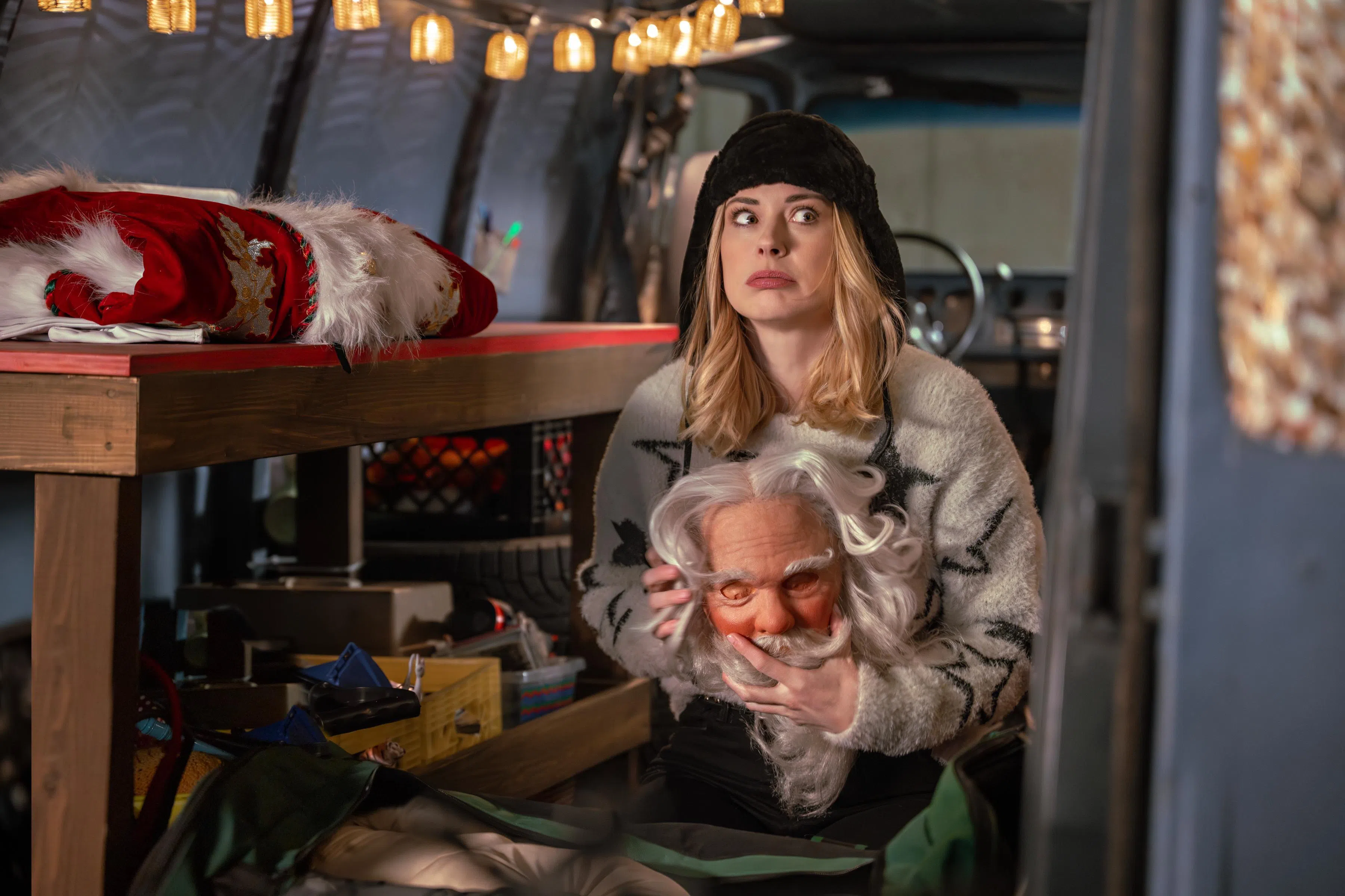 亚历珊卓布雷肯里奇在片中为了糊口而扮成圣诞老人。（Netflix提供）