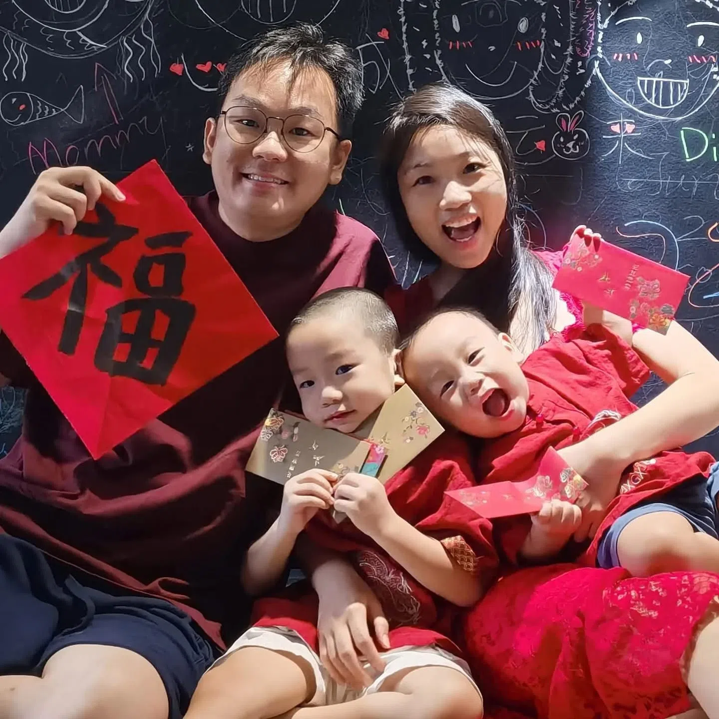 符兹翔与太太以及两个孩子的合照。（受访者提供）