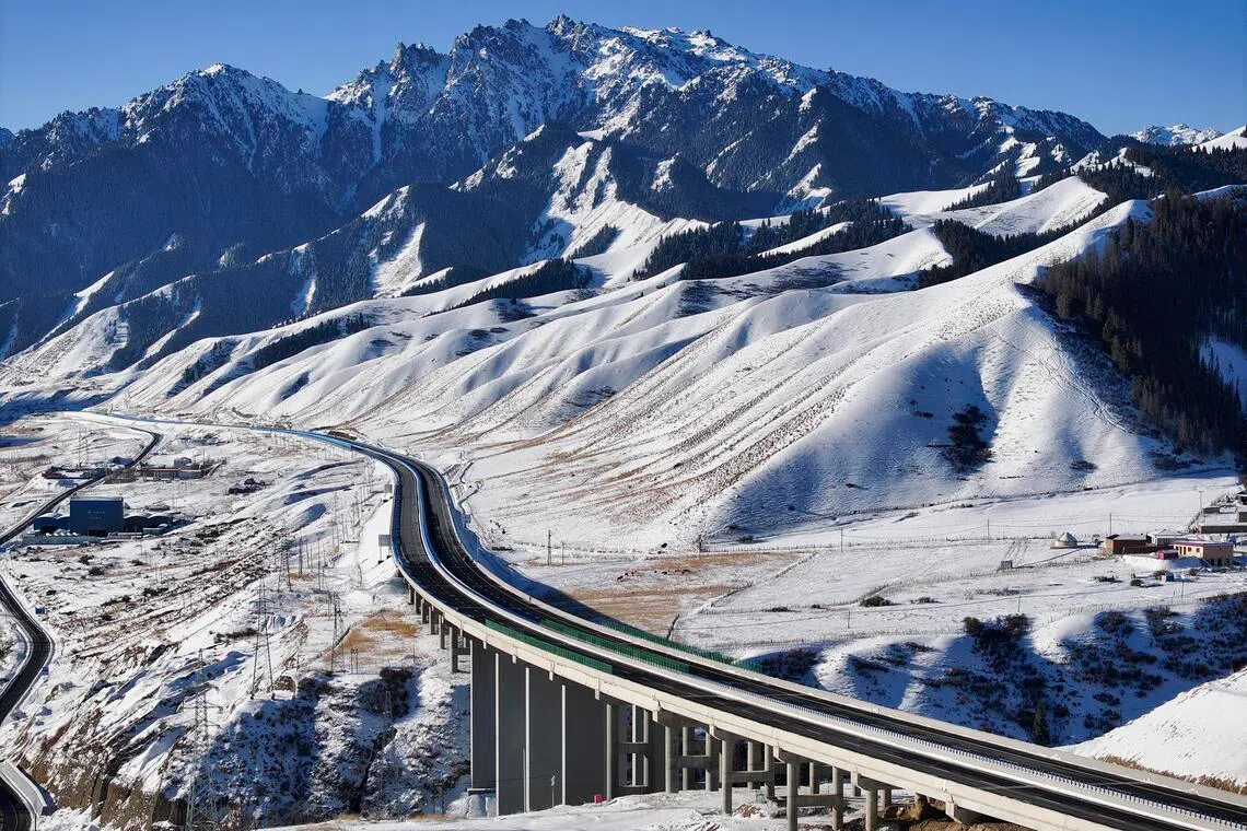 在去年全国固定资产投资同比下降3.8%的情况下，新疆固定资产投资仍同比上升7.2%，为经济增长提供了有力支撑。图为2025年12月26日全线通车的世界最长高速公路隧道——天山胜利隧道及其所在的G0711新疆乌鲁木齐至尉犁高速公路（简称“乌尉高速”）。（新华社）