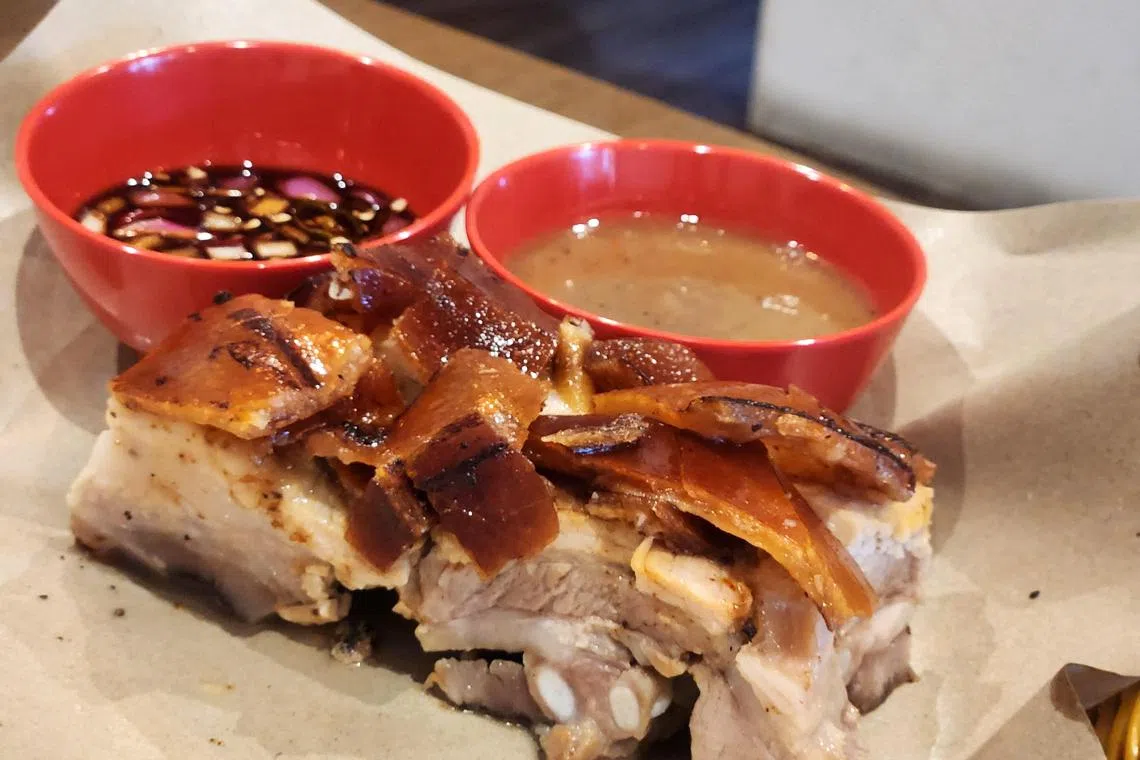 Don Lechon的招牌火炭烧猪，外皮酥脆，只带薄薄油脂。（陈爱薇摄）